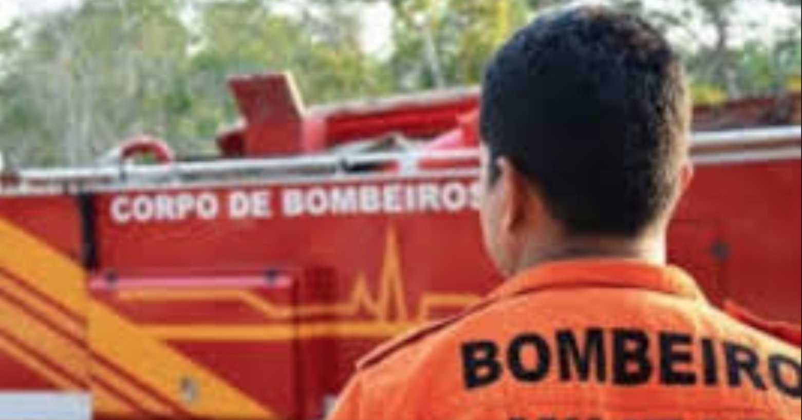 Mulher é resgatada após cair em área de pedras na Ponta Negra