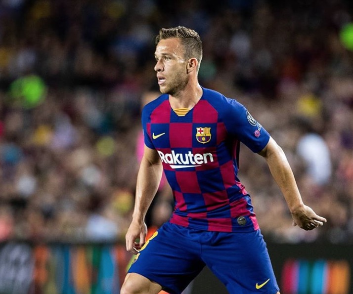 Ex-Barcelona, Arthur bate Ferrari em acidente e acaba sendo multado