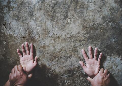Jovem é atacada e estuprada em conjunto de Manaus
