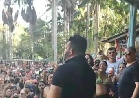 Show de Guto Lima tem aglomeração em balneário de Manaus