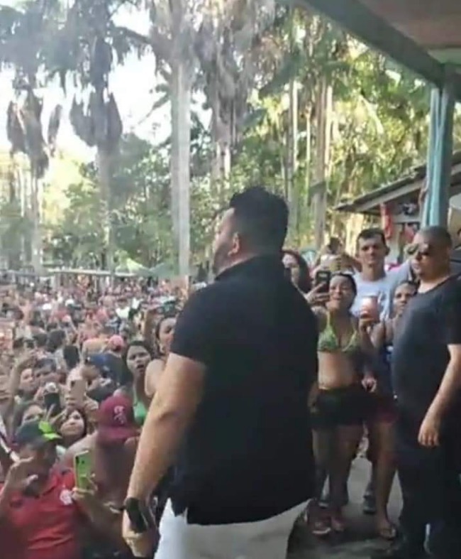 Show de Guto Lima tem aglomeração em balneário de Manaus