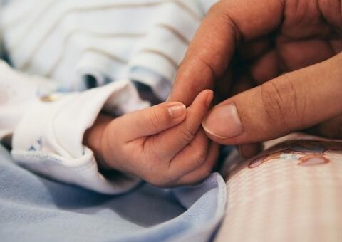 Bebê tem couro cabeludo arrancado e mãe bexiga perfurada durante parto