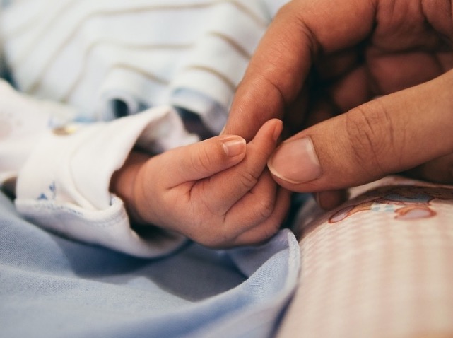 Bebê tem couro cabeludo arrancado e mãe bexiga perfurada durante parto