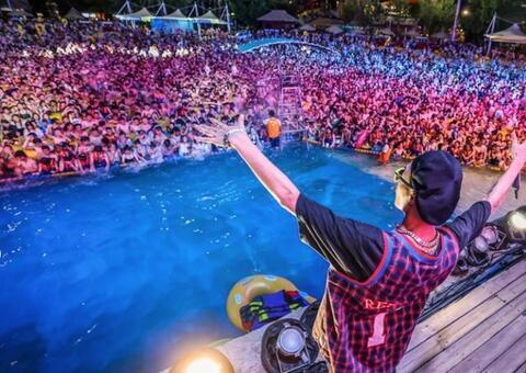 Multidão lota festa eletrônica polêmica em parque aquático de Wuhan