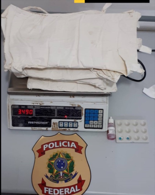 Jovem é presa tentando viajar com cocaína amarrada ao corpo no Amazonas 