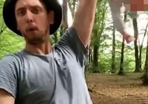 Influencer é preso após levantar e balançar filha recém-nascida pelo pé