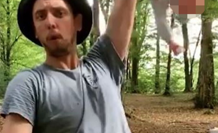 Influencer é preso após levantar e balançar filha recém-nascida pelo pé