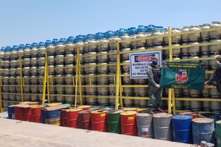 Balsa é apreendida transportando 11 mil botijas de gás e gasolina em Manaus