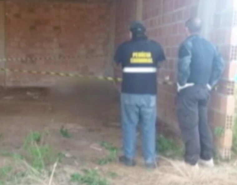 Mulher surta e estrangula bebê de 2 meses na frente dos filhos