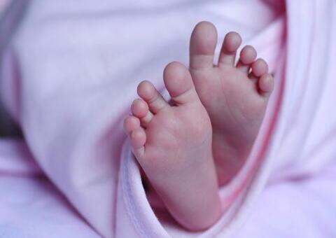 Mulher surta e estrangula bebê de 2 meses na frente dos filhos