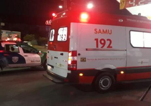 Em ataque de fúria, homem quebra vidro de porta de ônibus em Manaus 