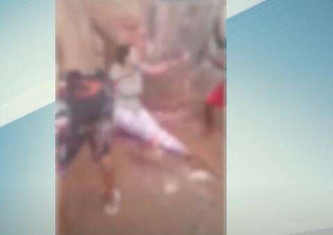 Mulher bate em avó de 91 anos e é agredida com pauladas por populares