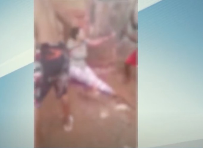 Mulher bate em avó de 91 anos e é agredida com pauladas por populares