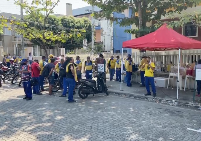 Funcionários dos Correios fazem protesto em Manaus e aderem à greve geral