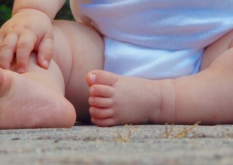 Pai se enfurece com choro e mata o filho de 1 ano a pauladas