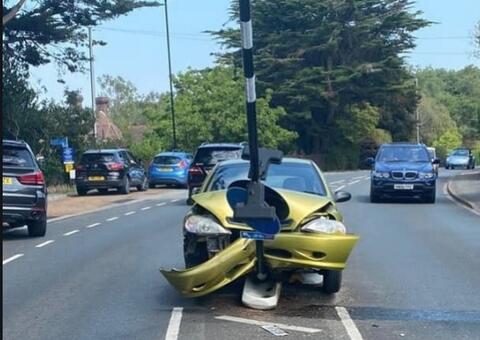 Homem bate carro ao tentar se livrar de aranha