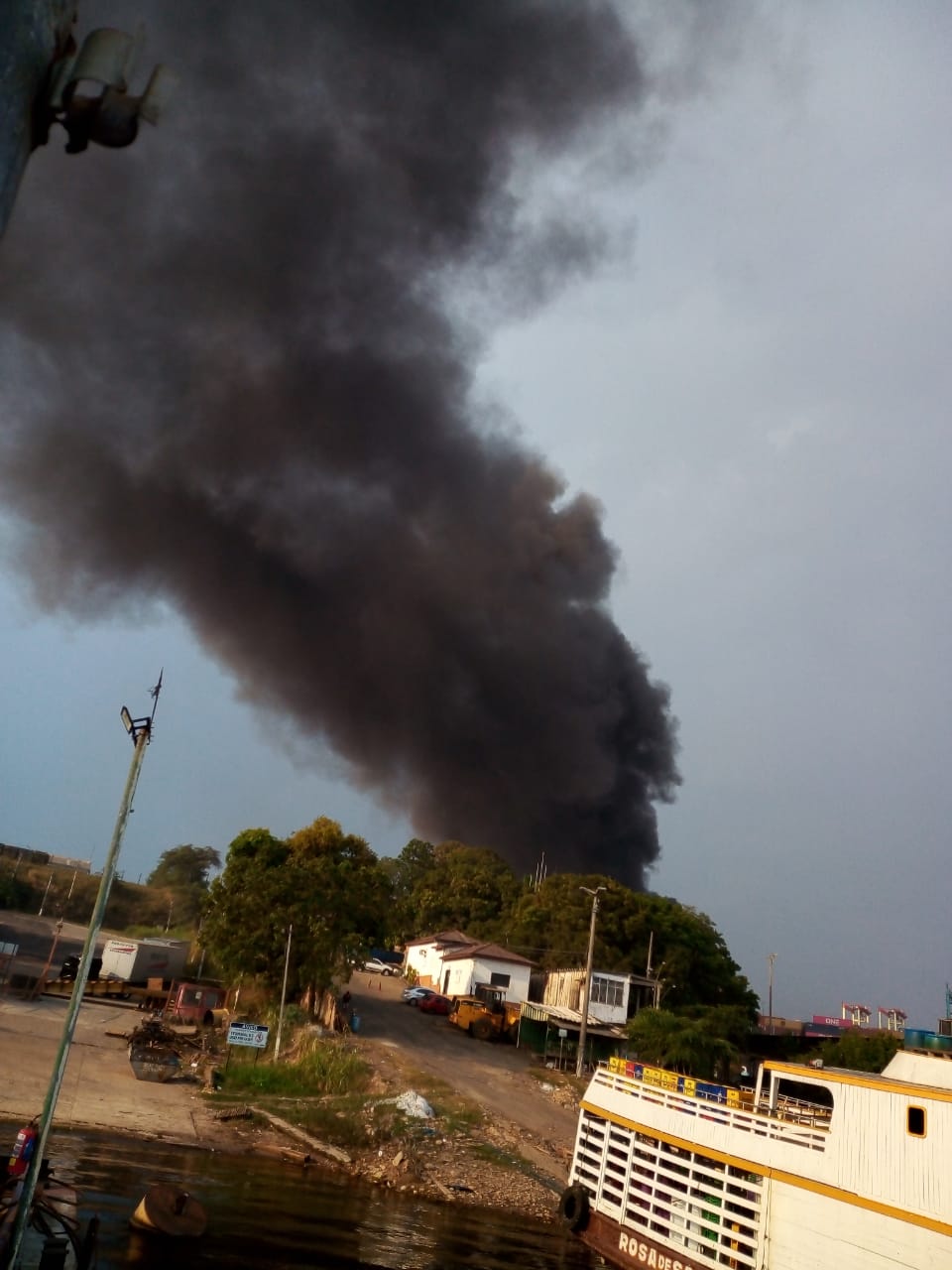 Raio atinge containers e causa incêndio no Porto Chibatão