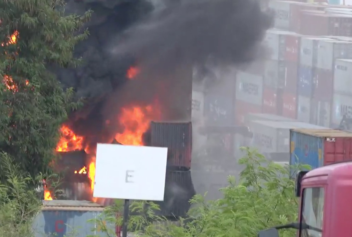 Containers com produtos inflamáveis têm risco de explosão em Manaus