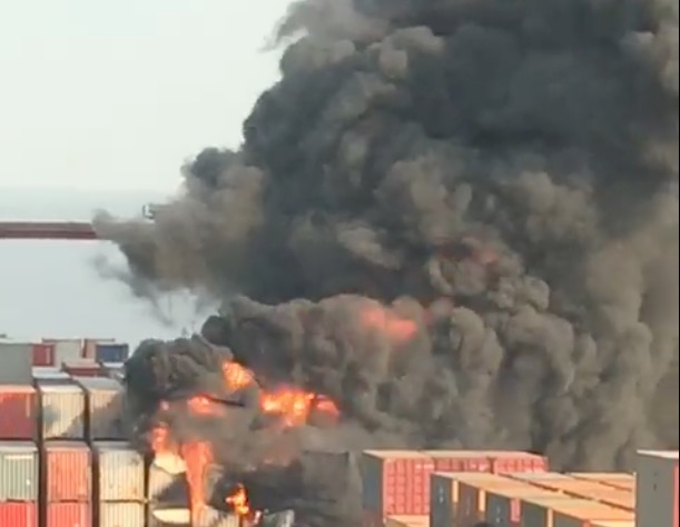 Containers são consumidos pelo fogo no Porto Chibatão; Veja vídeos