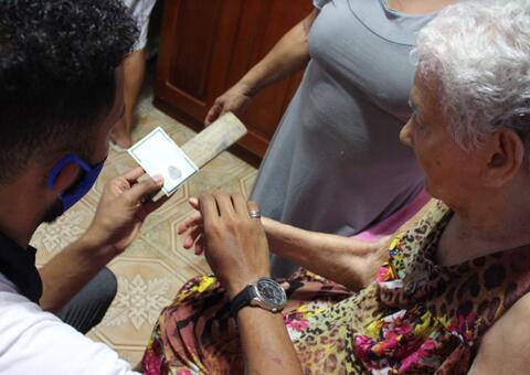 Idosos têm acesso a serviço de emissão de RGs a domicílio em Manaus