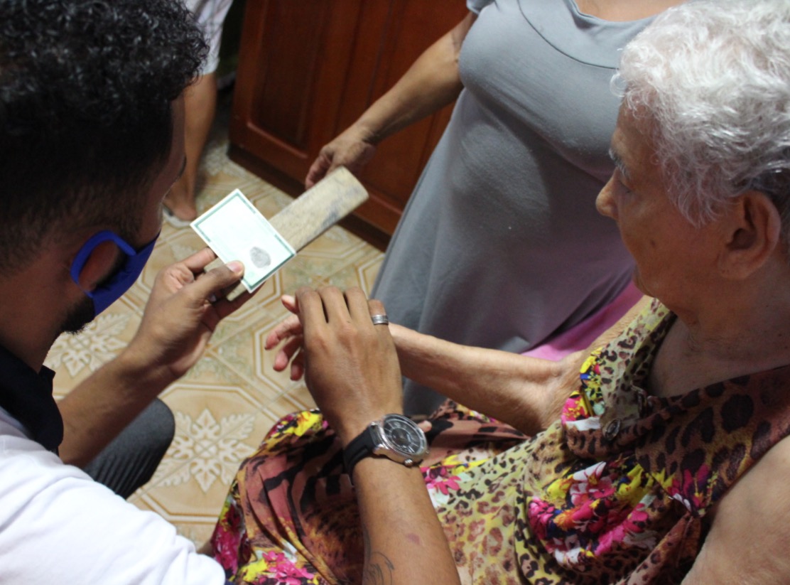 Idosos têm acesso a serviço de emissão de RGs a domicílio em Manaus