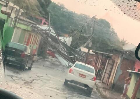 Vendaval provoca destelhamento de casa em Manaus  