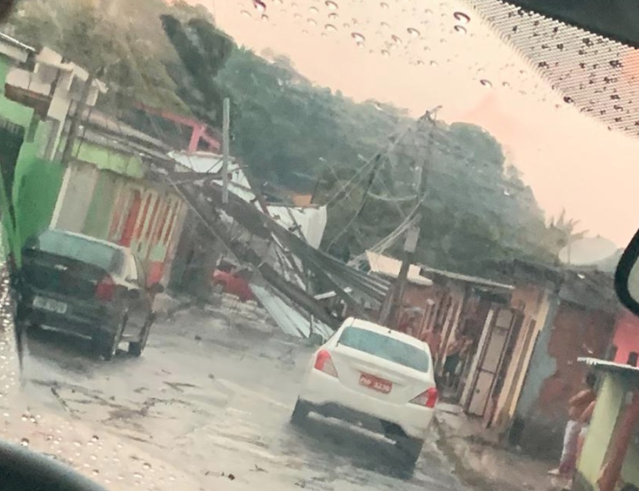 Vendaval provoca destelhamento de casa em Manaus  