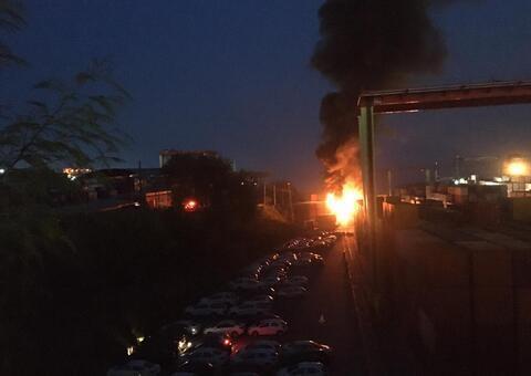 Após três horas de incêndio, chamas ainda consomem containers em Manaus