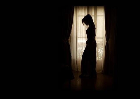 Mulher é fotografada nua por vizinhos e toma atitude inesperada; veja