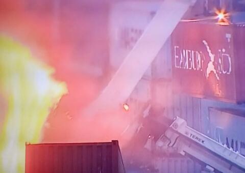 Após 15h, bombeiros ainda tentam controlar incêndio no Porto Chibatão