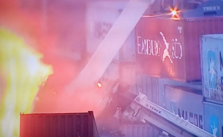 Após 15h, bombeiros ainda tentam controlar incêndio no Porto Chibatão