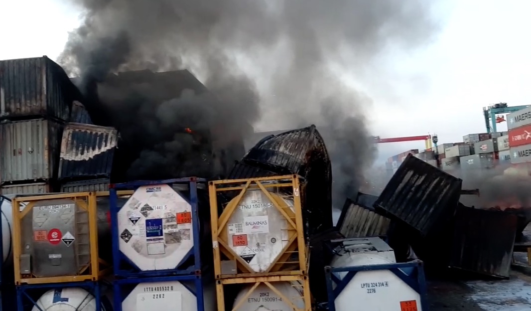 Vídeo mostra rastro de destruição no Porto Chibatão; incêndio continua