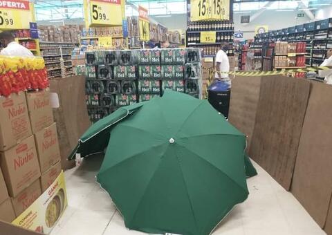 Funcionário morre no Carrefour e loja esconde corpo com guarda-sóis