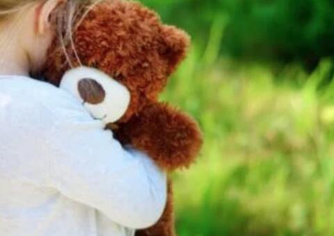 Menina de 10 anos estuprada ficou agarrada a pelúcia durante cirurgia