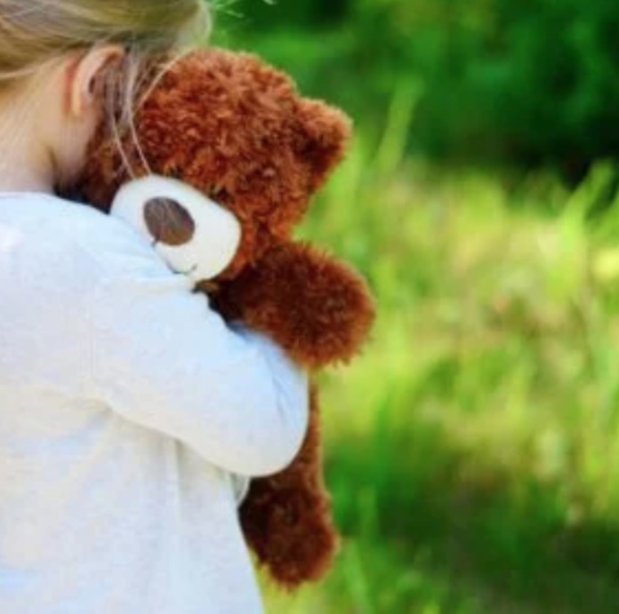 Menina de 10 anos estuprada ficou agarrada a pelúcia durante cirurgia