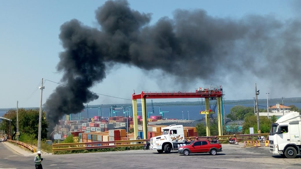 Bombeiros controlam incêndio e iniciam rescaldo no Porto Chibatão