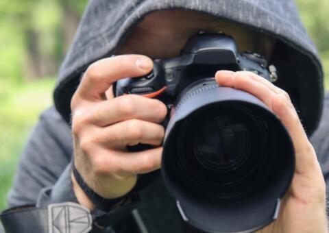 Vizinhos expõem professora por andar nua dentro do próprio apartamento