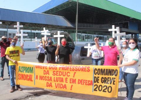 Com cruzes nas mãos, professores fazem ato contra volta às aulas em Manaus