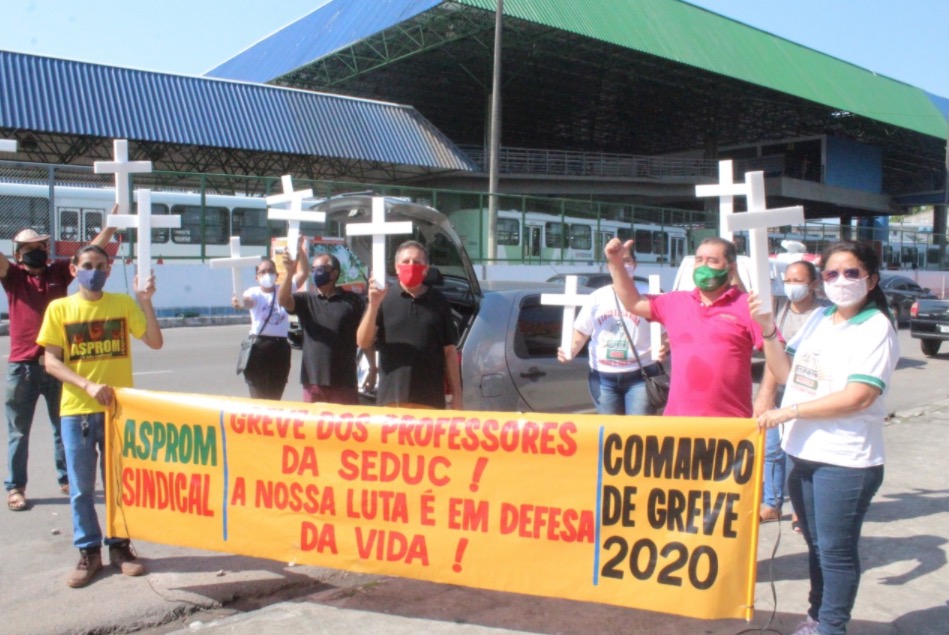 Com cruzes nas mãos, professores fazem ato contra volta às aulas em Manaus