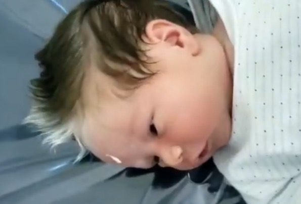 Bebê nasce com condição rara no cabelo e vira sucesso na web