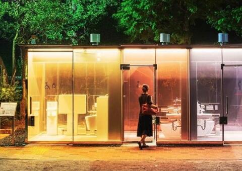 Empresa instala banheiros públicos transparentes em parques