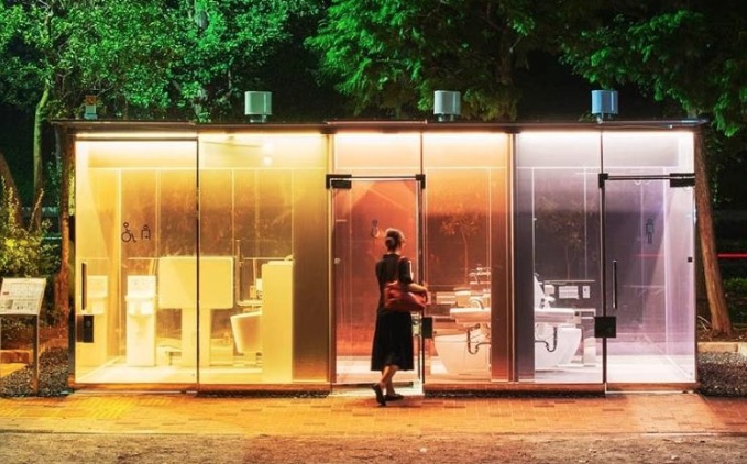 Empresa instala banheiros públicos transparentes em parques