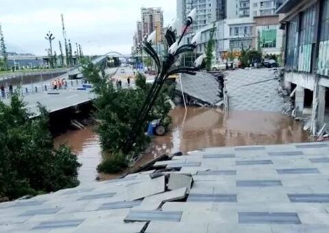 Cratera se abre e ‘engole’ 21 carros ao lado de shopping 