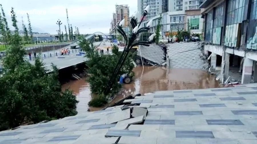 Cratera se abre e ‘engole’ 21 carros ao lado de shopping 