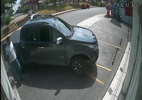 Polícia busca identificar homem que furtou carro com 'Chapolin’ em Manaus 