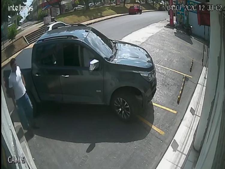 Polícia busca identificar homem que furtou carro com 'Chapolin’ em Manaus 