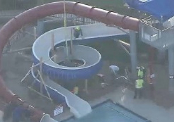 Homem morre ao ficar preso em toboágua