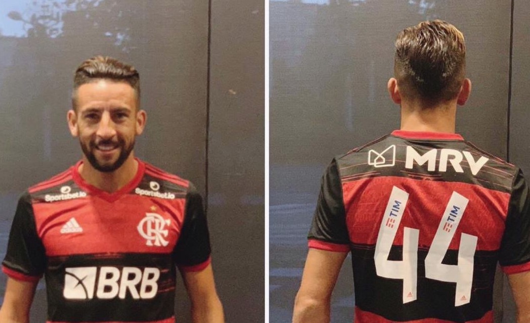 Flamengo anuncia contratação de Maurício Isla