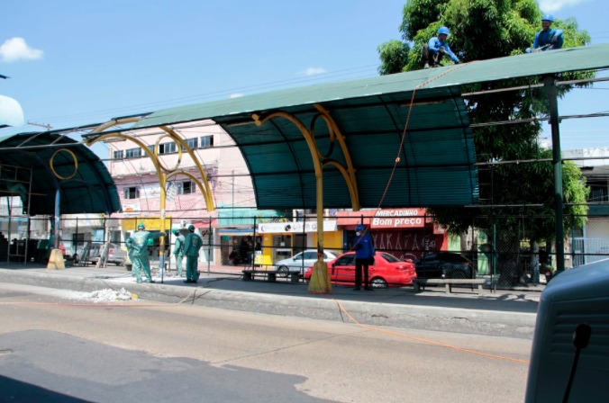 Fiscais orientam usuários sobre mudanças no Terminal 1 em Manaus