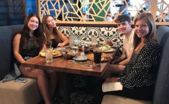 Em foto rara, Rose Miriam posa com os filhos e cita Gugu 